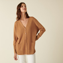 Long cardigan boutonné col V en laine mérinos - Alister 7430 noisette - 88 Camel