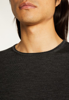 Round-neck merino wool sweater with rolled finishes