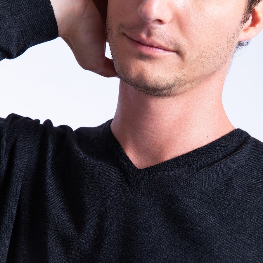V-neck jumper in merino wool - Elmo