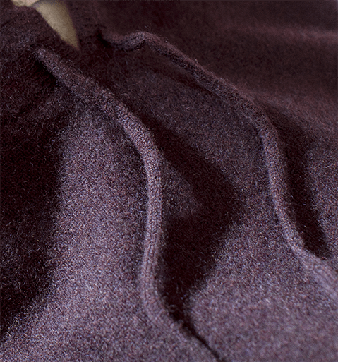 紫のセーター