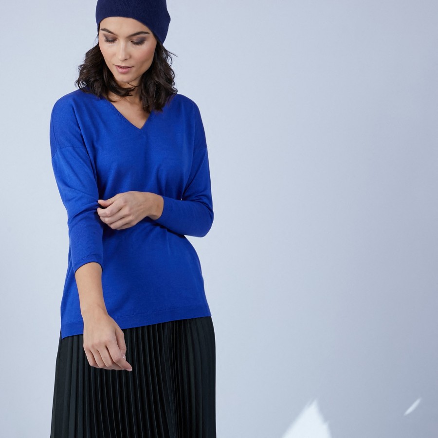 Pull col V en laine mérinos emmanchure droite - Bernice 6644 iris - 48 Bleu roi Pull col V en laine mérinos emmanchure droite - Bernice 6644 iris - 48 Bleu roi