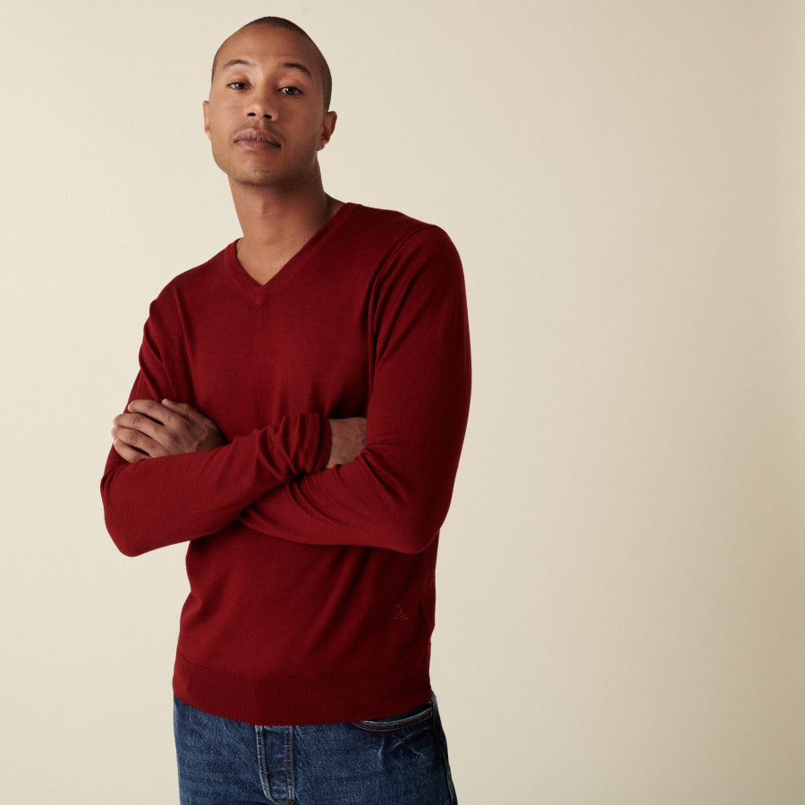 Pull col V avec logo en laine mérinos - Elmo 7481 cerise - 51 Bordeaux Pull col V avec logo en laine mérinos - Elmo 7481 cerise - 51 Bordeaux