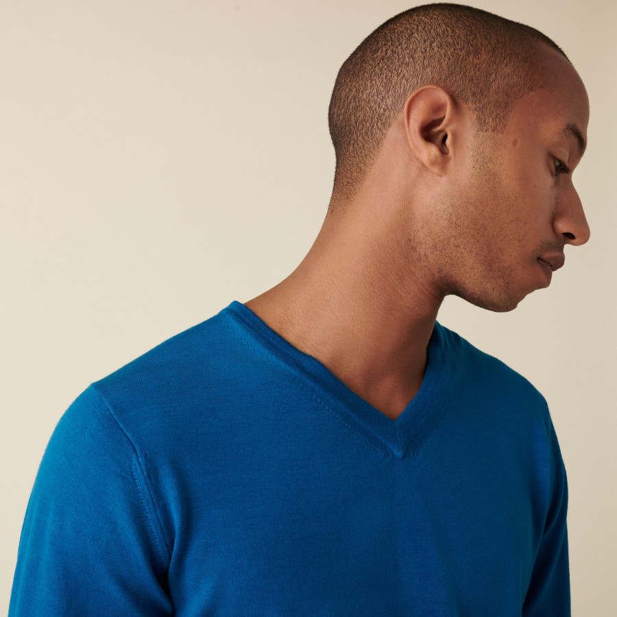 Pull col V avec logo en laine mérinos - Elmo 7443 paon - 06 Bleu moyen Pull col V avec logo en laine mérinos - Elmo 7443 paon - 06 Bleu moyen