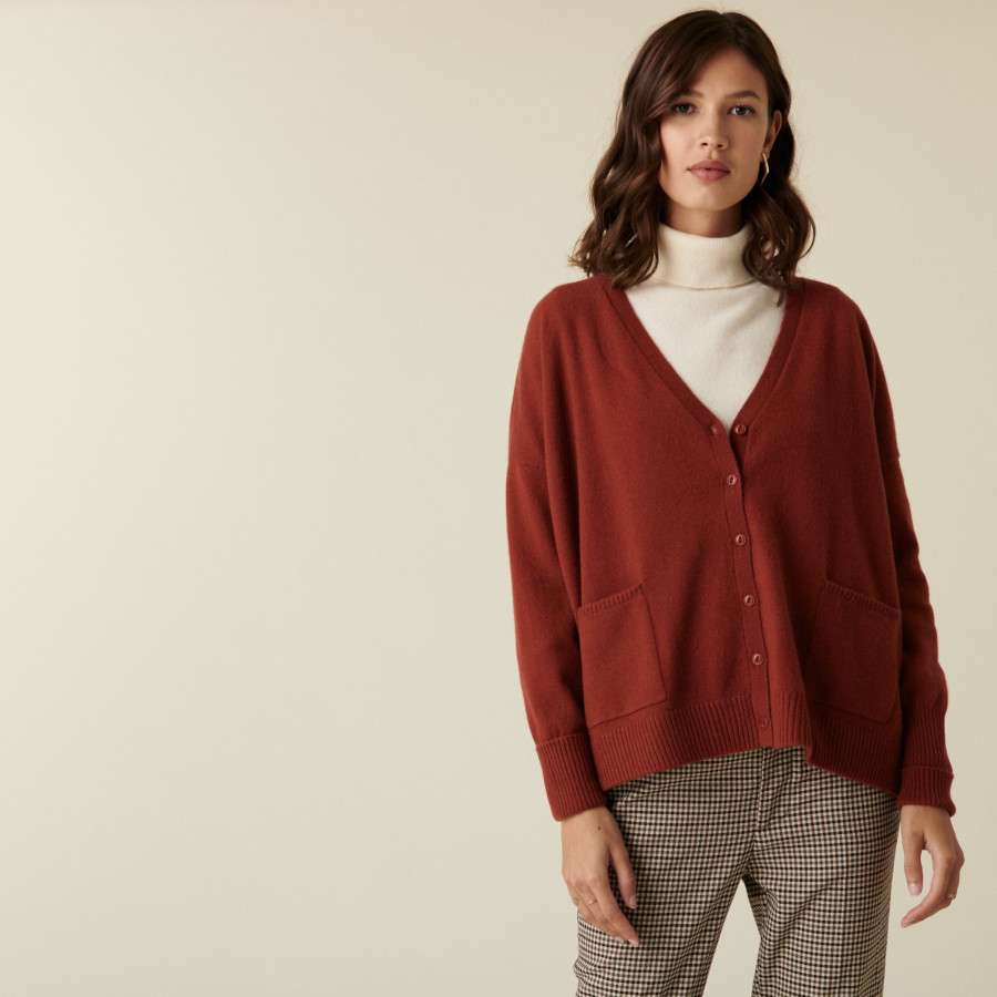 Buttoned V-neck cardigan with cashmere pockets - Achille Buttoned V-neck cardigan with cashmere pockets - Achille