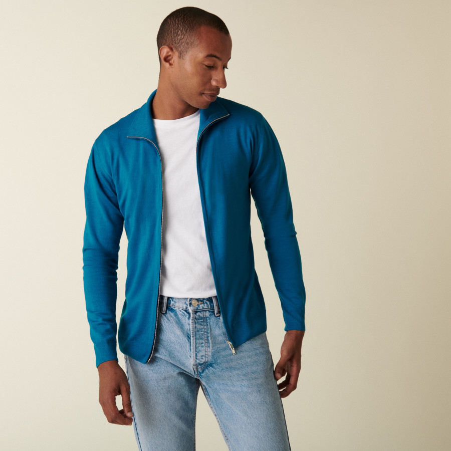 Gilet zippé avec logo en laine mérinos - Estian 7443 Paon- 06 Bleu moyen Gilet zippé avec logo en laine mérinos - Estian 7443 Paon- 06 Bleu moyen