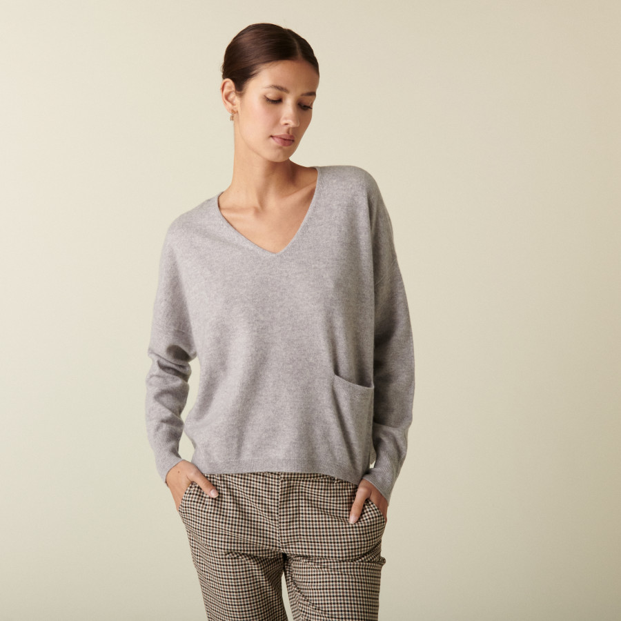 Short cashmere V-neck sweater with pockets - Balba Short cashmere V-neck sweater with pockets - Balba