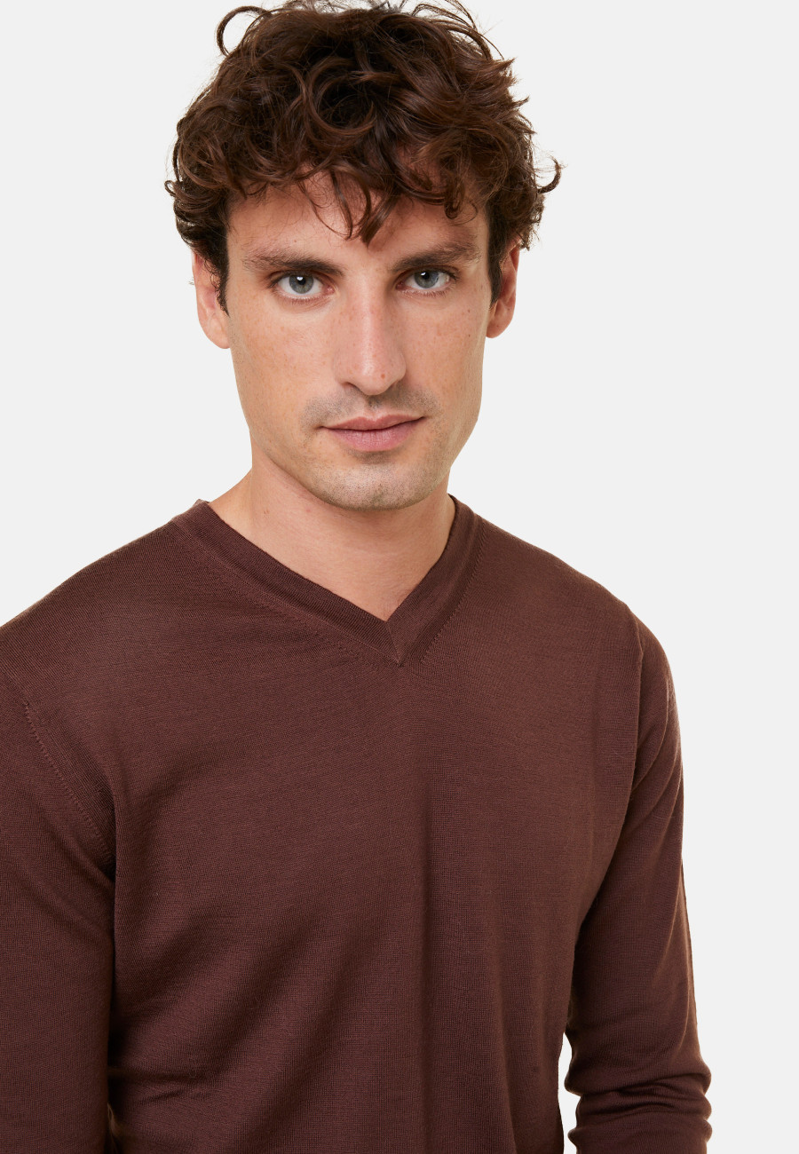Pull col V avec logo en laine mérinos - Elmo 7881 cerise - 51 Bordeaux Pull col V avec logo en laine mérinos - Elmo 7881 cerise - 51 Bordeaux