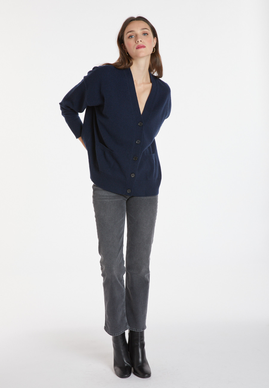 Cardigan en cachemire boutonné à poches - Ariel 8240 Cardigan en cachemire boutonné à poches - Ariel 8240